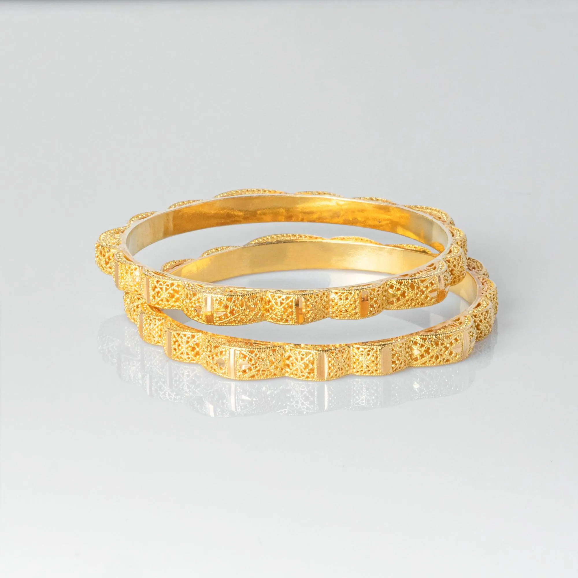 22ct Gold Pair of Bangles with Diamond Cut Filigree Design B-1511