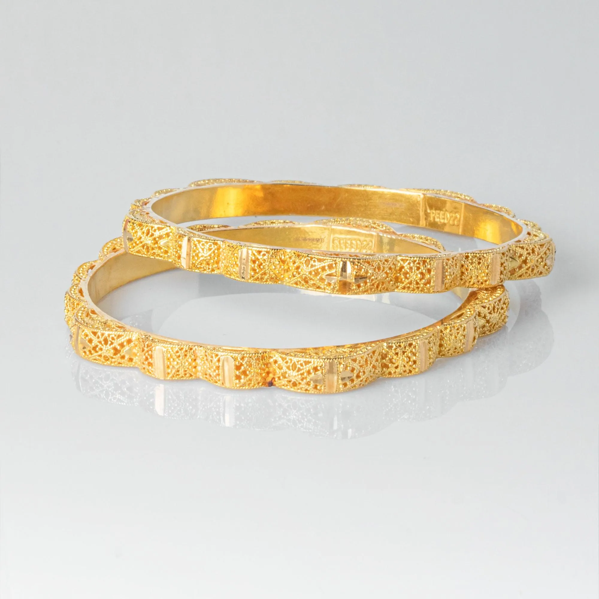 22ct Gold Pair of Bangles with Diamond Cut Filigree Design B-1511