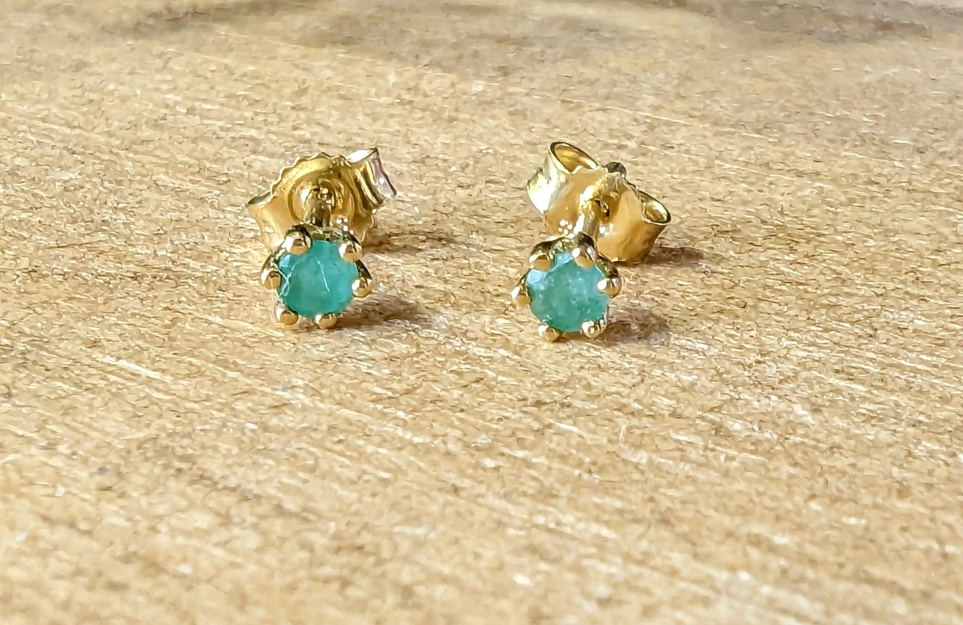 9ct Yellow Gold 3mm Emerald Stud Earrings