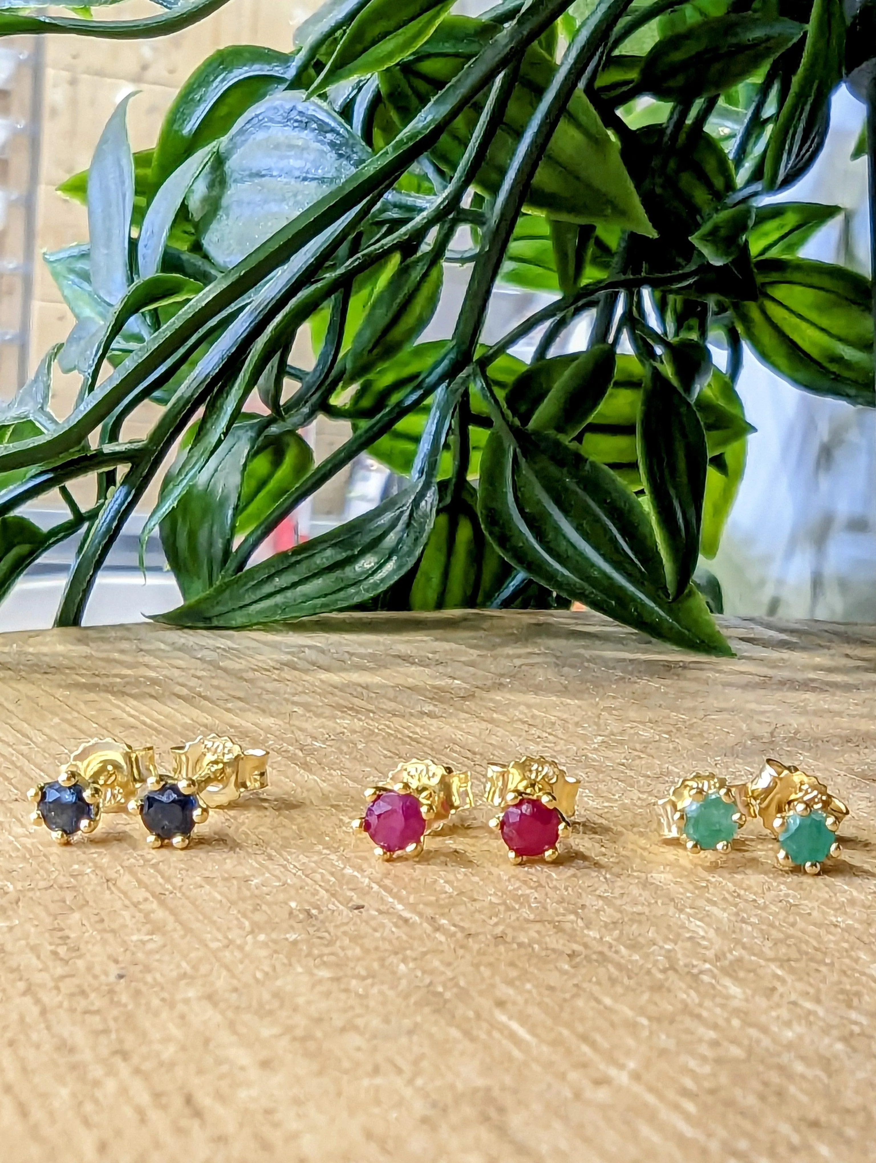 9ct Yellow Gold 3mm Emerald Stud Earrings