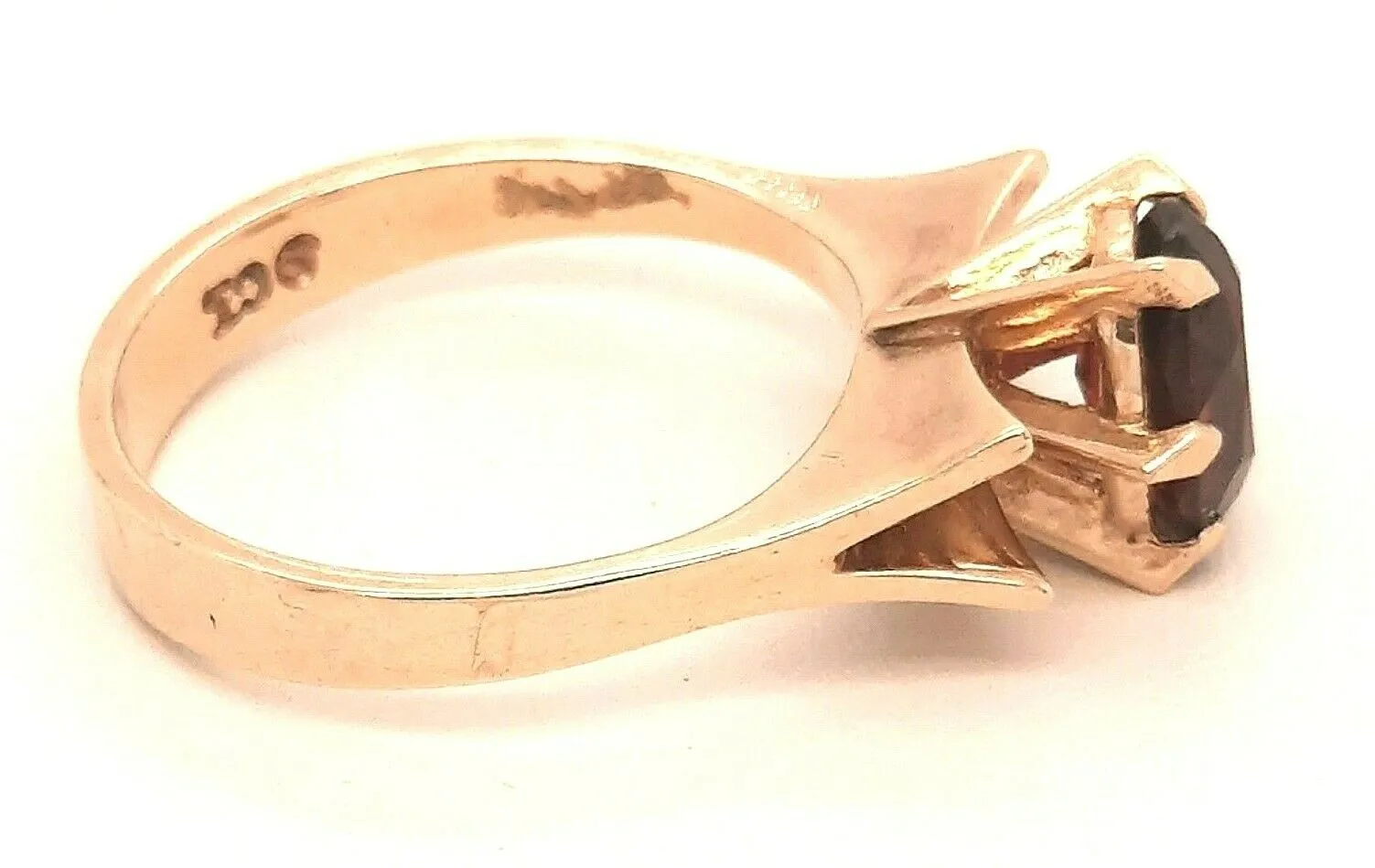 Garnet & 9ct Yellow Gold Ring - Split Swept Up Shoulders - Fine Jewellery