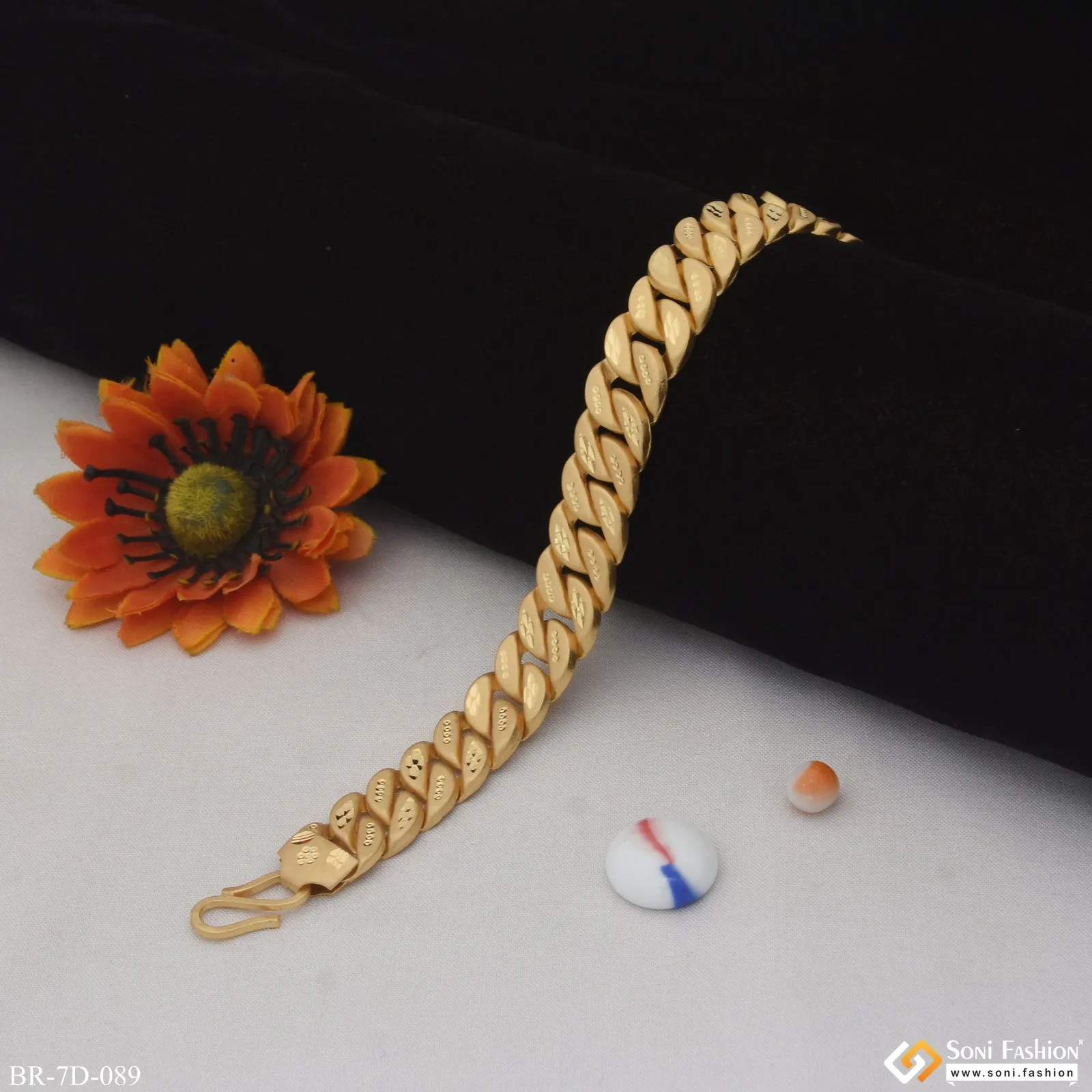 Lovely Design High-Quality Gold Plated Pokal Bracelet for Men - Style D089