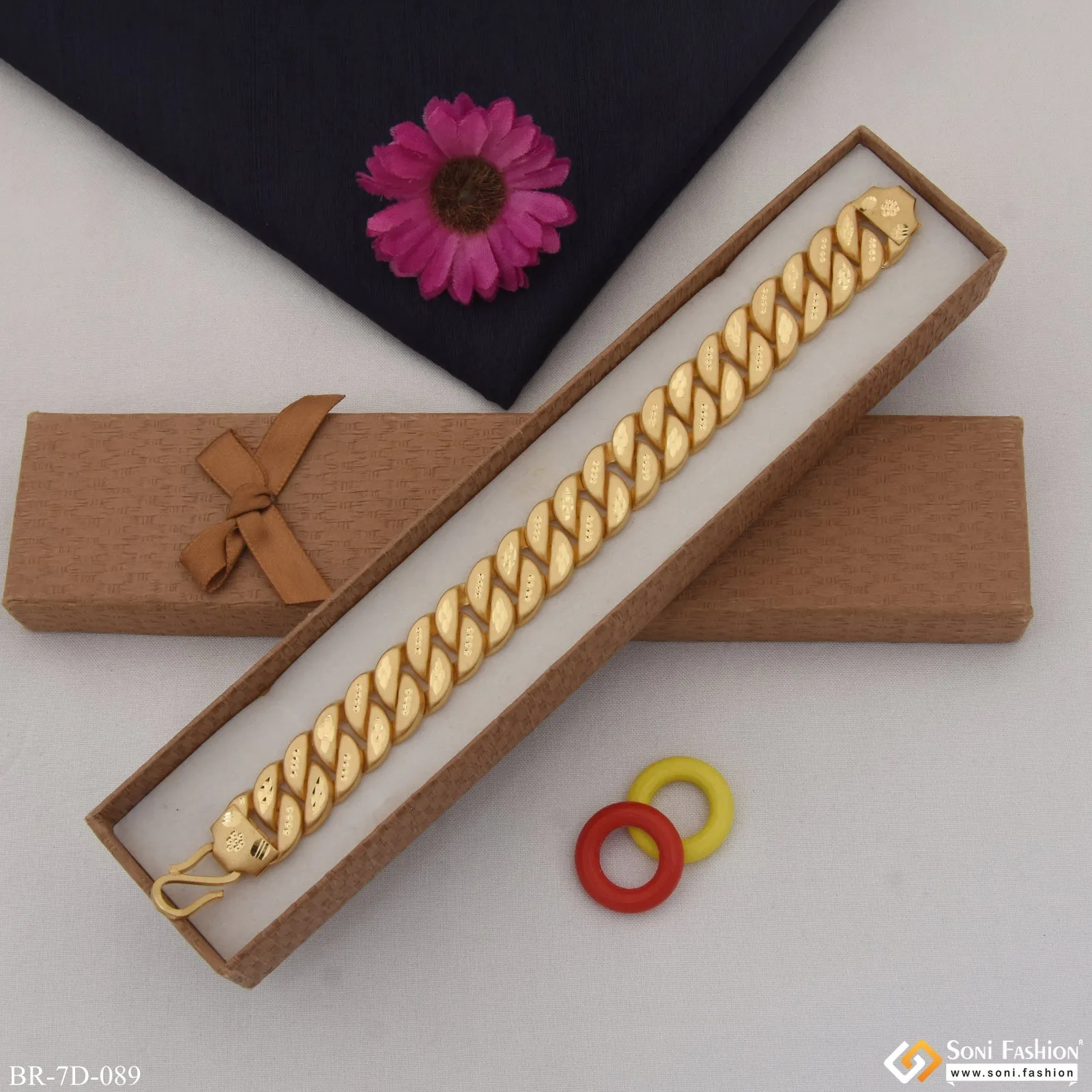 Lovely Design High-Quality Gold Plated Pokal Bracelet for Men - Style D089