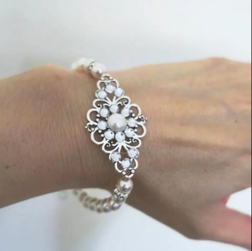 Side Brooch Pearl Necklace Ayli